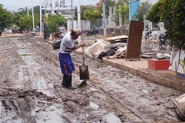 Fotografía de una vía afectada por las lluvias en el barrio Pescaito, uno de los más perjudicados por las inundaciones este lunes, en Santa Marta.