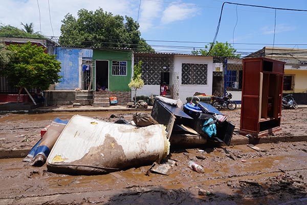 La ciudad de Santa Marta declaró la alerta naranja tras una inusual lluvia torrencial de más de cuatro horas que dejó más de 60 barrios inundados, colapsó las principales vías y causó serios problemas a la movilidad y las viviendas.