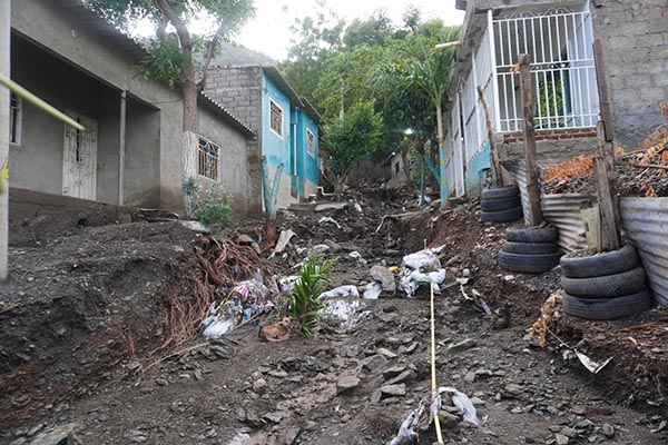 EL INFORMADOR fue hasta los sectores afectados, en la fotografía se puede observar como quedó la calle después de la fuerte lluvia que azotó este barrio y dejó perdidas totales.