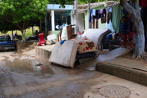 Decenas de familias se vieron obligadas a sacar todos sus enseres a la calle tras el ingreso repentino del agua a sus viviendas. La lluvia no dio tregua y en pocos minutos los colchones, electrodomésticos y muebles quedaron completamente empapados. Muchos intentaron salvar lo poco que pudieron mientras el nivel del agua subía sin control. Decenas de familias se vieron obligadas a sacar todos sus enseres a la calle tras el ingreso repentino del agua a sus viviendas. La lluvia no dio tregua y en pocos minutos los colchones, electrodomésticos y muebles quedaron completamente empapados. Muchos intentaron salvar lo poco que pudieron mientras el nivel del agua subía sin control.