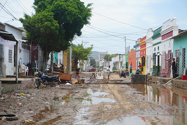 Más de 60 barrios de Santa Marta se encuentran bajo el agua tras cuatro intensas horas de lluvia con vientos huracanados y tormentas eléctricas. Esto ha afectado la movilidad en varios sectores de la ciudad, en la fotografía se puede evidenciar como quedó la parte alta de San Fernando unos de los sectores afectados.