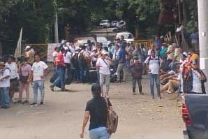 Campesinos e indígenas de las veredas del área rural de Santa Marta en medio del plantón realizado en la troncal del Caribe a las afueras del Parque Tayrona.