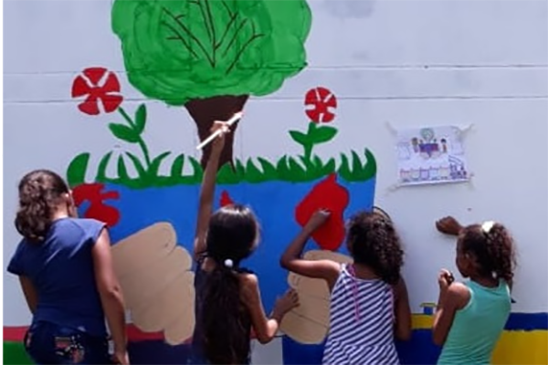 Niñas ‘fundanenses’ pertenecientes al programa municipal ‘Ruta de Murales’ en la jornada de recuperación del espacio de las calles de Fundación.