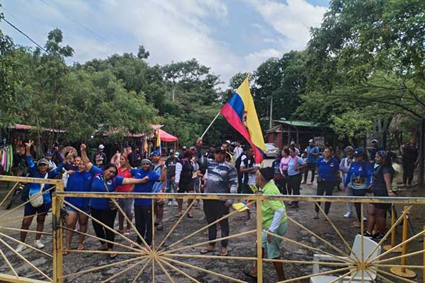 Entrada al Parque Tayrona en donde se esta realizando la manifestación de campesinos e indígenas de las zonas rurales. Entrada al Parque Tayrona en donde se esta realizando la manifestación de campesinos e indígenas de las zonas rurales.