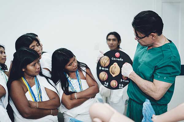Omar López, docente de Unimagdalena, realizando una capacitación perinatal a parteras de las etnias Kogui y Arhuaco.