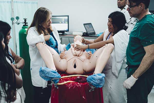 En la Clínica de Simulación las comunidades exploraron técnicas de atención de partos. En la Clínica de Simulación las comunidades exploraron técnicas de atención de partos.