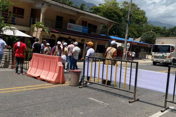 Bloqueos en la Troncal del Caribe a la altura del Parque Nacional Natural Tayrona. 