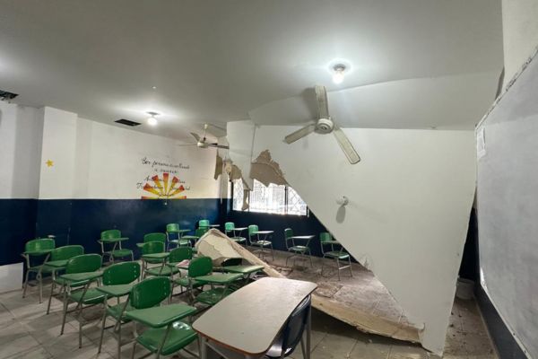 Una de las instituciones más afectadas es la IED Laura Vicuña, donde se desplomó el cielo falso en el segundo piso. Foto Alcaldía Distrital de Santa Marta 