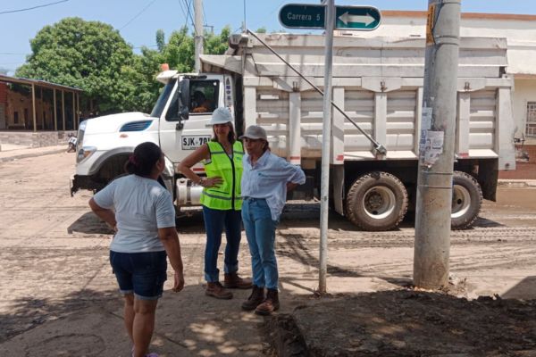 Yolanda Mendoza, directora de la Fundación de la Sociedad Portuaria de Santa Marta, junto con Adriana Molinares liderando la jornada de limpieza.  La doctora Mendoza destacó la importancia del trabajo conjunto entre la Sociedad Portuaria y la comunidad para mitigar los daños causados por las lluvias y prevenir futuras tragedias.