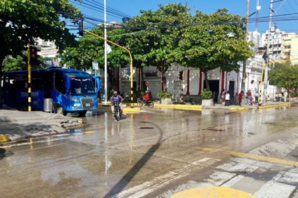 La mala disposición de estas aguas residuales está generando sobrecargas en el sistema de alcantarillado de la ciudad. Foto Essmar 