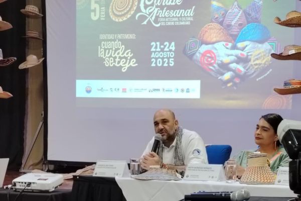 Jorge Elias Caro, Vicerrector de investigación de Unimagdalena realizando su intervención en el lanzamiento de la Feria Artesanal.