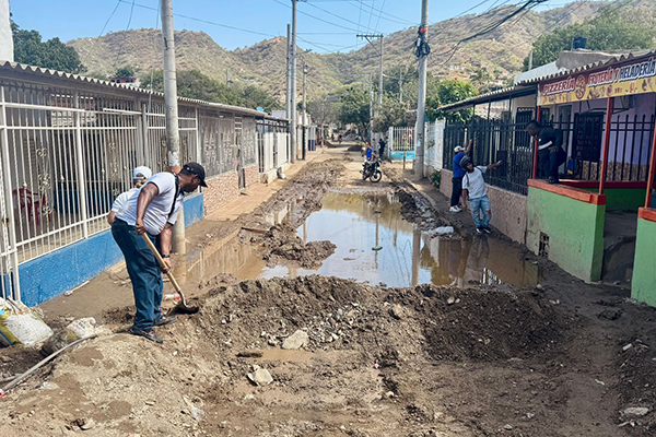 Se han distribuido 1.140 metros cúbicos de agua potable en 40 barrios impactados por las lluvias, garantizando el suministro básico a las comunidades. / Fotografía Alcaldía de Santa Marta. 