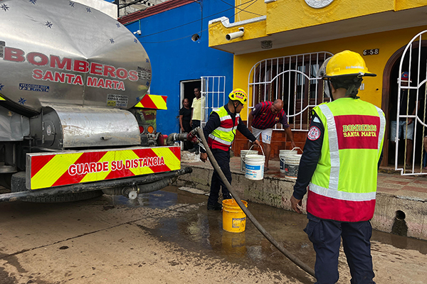 El despliegue operativo busca no solo brindar apoyo inmediato, sino también mitigar riesgos y fortalecer la presencia institucional en las zonas más vulnerables. / Fotografía: Bomberos de Santa Marta
