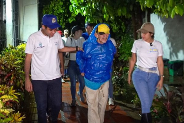 La gestora Social del Distrito, Bleidys Pérez, lideró una jornada de atención en barrios afectados por las lluvias en Santa Marta. Fotografía: Alcaldía de Santa Marta.