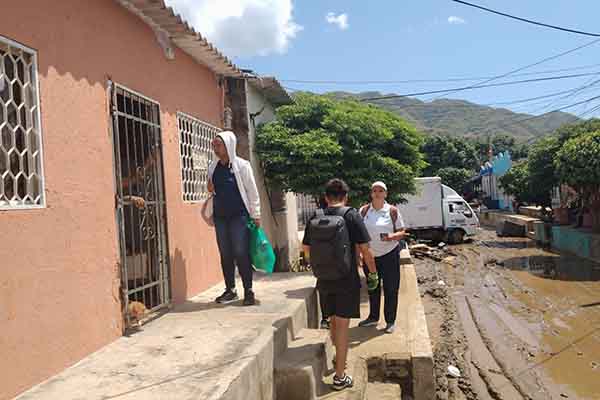Los funcionarios de la Secretaría de Salud escuchan a líderes y habitantes quienes vienen expresando sus preocupaciones y necesidades. Fotografía: Alcaldía de Santa Marta 