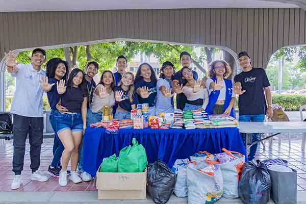 Miembros del Voluntariado Unimagdalena, movimientos y asociaciones estudiantiles habilitaron un punto de acopio para recaudar las ayudas para los damnificados. Fotografía: Unimagdalena 