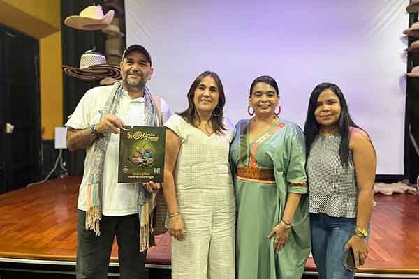 Jorge Elías Caro, Vicerrector de investigación de Unimagdalena, en compañía de Ibeth Noriega Herazo, Directora de proyección cultural, y Camila Maiguel Acosta, Gestora territorial de artesanías de Colombia.