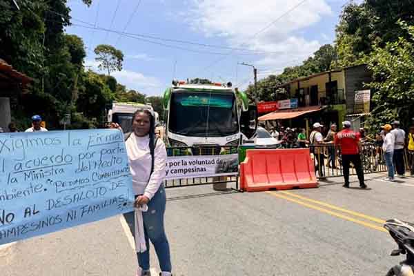 Bloqueos en la Troncal del Caribe a la altura del Parque Nacional Natural Tayrona realizado por campesinos e indígenas del sector. 