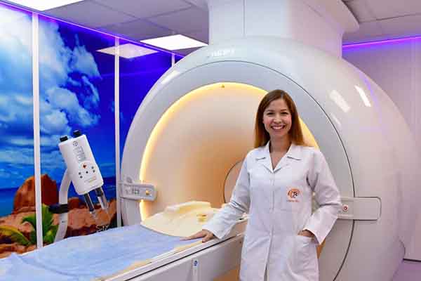 Laurent Mesa Olmos, médico especialista en radiología con la primera máquina de resonancia magnética dotada con inteligencia artificial. Foto: Radioimágenes & Radiologos Asociados