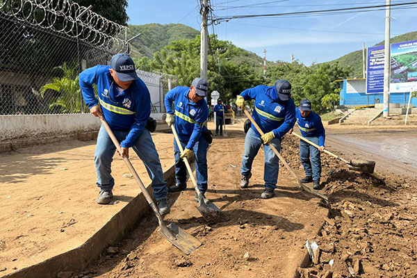El alcalde Carlos Pinedo Cuello, con todo su equipo está haciendo presencia en los sectores de mayor afectación y avanza con la entrega de ayudas. / Foto: Alcaldía de Santa Marta 