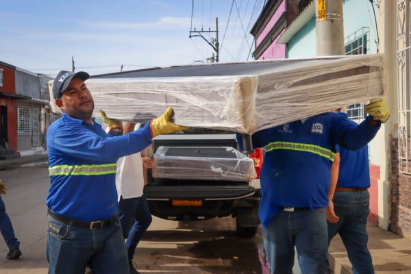 En sectores como Pescaíto, la Carrera Cuarta y barrios aledaños al centro histórico, la acumulación de barro y desechos bloqueó calles y dificultó el tránsito de vehículos. / Foto: Alcaldía 