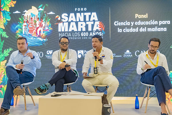 Pablo Vera, Rector de Unimagdalena en compañía de los Viceministros de Educación Superior, Ricardo Moreno Patiño; y de Talento y Apropiación Social del Conocimiento, Kevin Fernando Henao, charlando sobre visión de ciudad y sus impresiones del encuentro. Foto Unimagdalena
