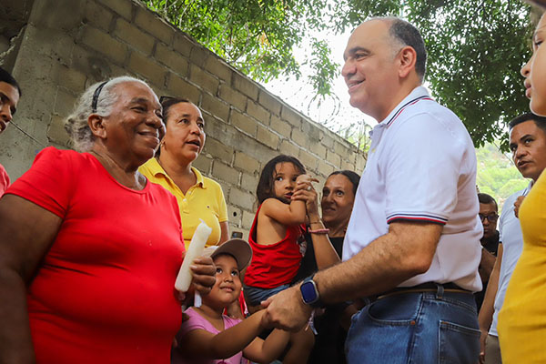 Carlos Pinedo Cuello, Alcalde de Santa Marta entregando ayudas a los damnificados por la ‘ola invernal’ que ‘azota’ a la ciudad por estos días. 