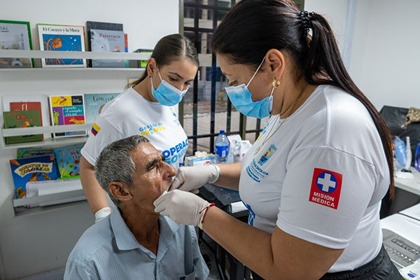 Adulto mayor siendo atendido por una odontóloga en el marco de la realización del programa social ‘Operación Sonrisas’. Foto Alcaldía Distrital 