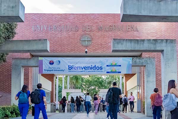 Estudiantes de Unimagdalena ingresando al campus por la entrada principal de la Alma Mater. Foto Unimagdalena