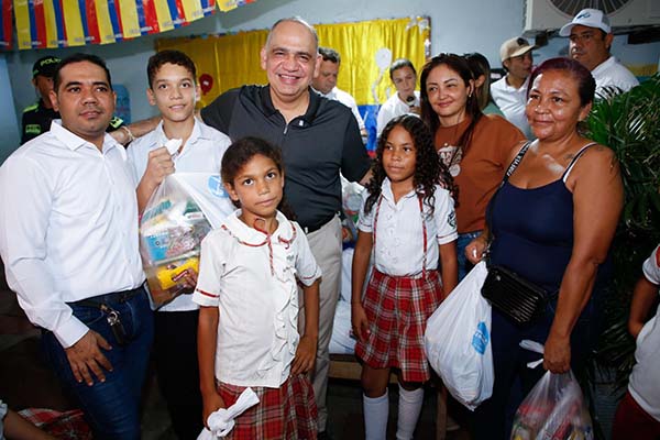 El Alcalde Carlos Pinedo Cuello lidera las jornadas que ya se han realizado en varios barrios afectados. / Foto: Alcaldía de Santa Marta
