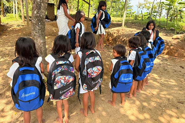 Niños de las comunidades indígenas que habitan en la Sierra nevada, con sus nuevos implementos educativos entregados por Cajamag en acompañamiento de la Unesco. 