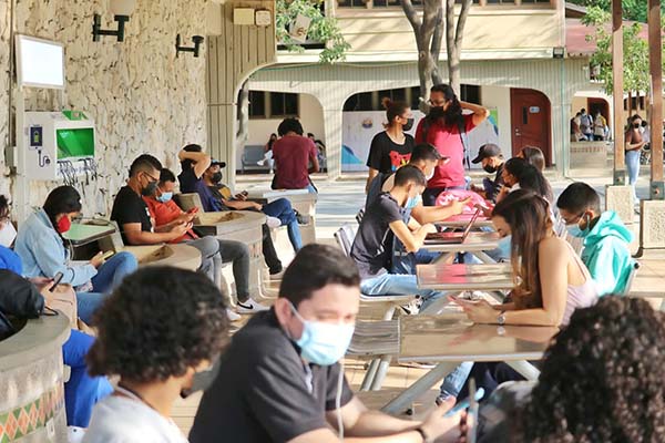 Estudiantes de Unimagdalena en uno de los sectores del campus universitario realizando los primeros deberes académicos del segundo semestre del año.