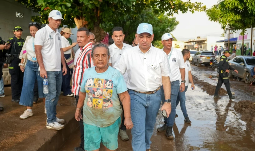 El alcalde entregó instrucciones a sus funcionarios para que no salgan de los barrios donde se están entregando ayudas humanitarias y prestando la atención requerida a los samarios, hasta que se registre total normalidad. / Foto Alcaldía de Santa Marta