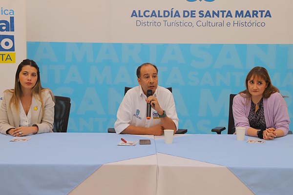 De izq a Der. Natalia Diaz, Especialista de Proyectos Fundación Telefónica Movistar, Óscar Peñuela, Coordinador(e) Agencia Pública Distrital de Empleo de Santa Marta; Mónica Hernández, directora general de la Fundación Telefónica Movistar. / Foto Alcaldía de Santa Marta
