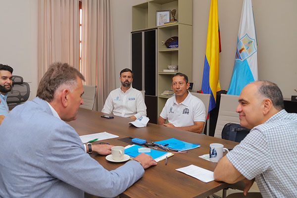 Carlos Pinedo Cuello, alcalde de Santa Marta, junto con Manuel Pleșa, embajador de Rumania. / Foto Alcaldía de Santa Marta 