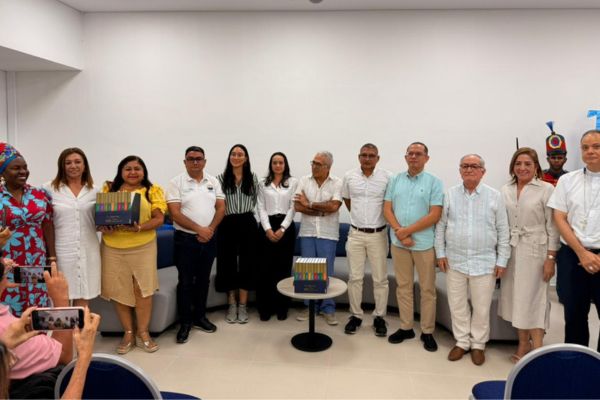 La colección especial encuadernada en una caja de lujo fue recibida con aplausos y felicitaciones. /Foto Cajamag 
