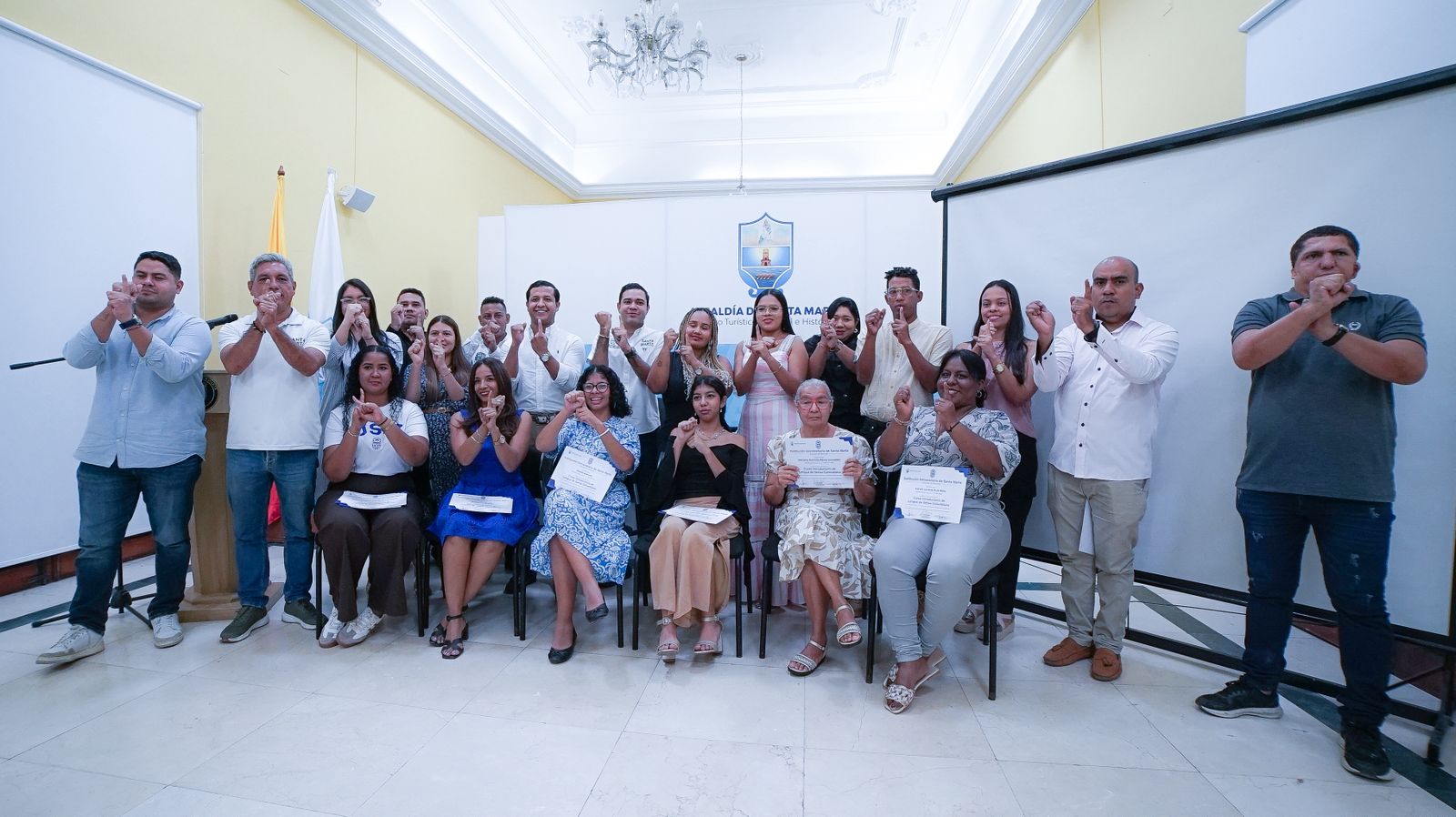 Graduados de la Universidad Distrital de Santa Marta, en compañía de David Farelo, secretario de Promoción Social del Distrito. Foto Alcaldía de Santa Marta. 