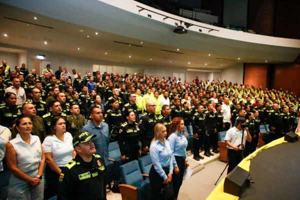El evento contó con la presencia de varios uniformados de diferentes dependencias, y fue el escenario para la presentación oficial de 79 nuevos auxiliares de policía./ Foto Alcaldía de Santa Marta. 