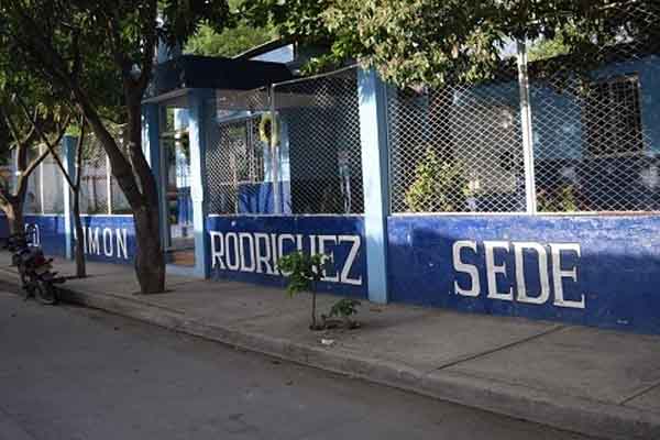 Fachada de la institución educativa Simón Rodríguez / Foto EL INFORMADOR 
