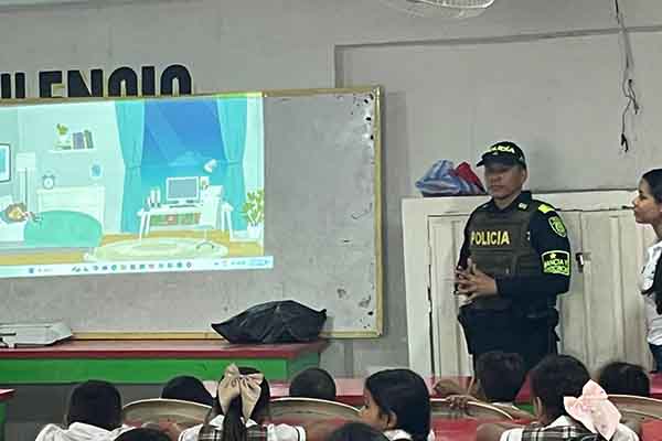 Oficial de la Policía de Ariguaní, Magdalena en una de las charlas dictadas a los niños de instituciones educativas públicas del municipio. 