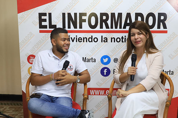 Jennifer Del Toro, Alta consejera por la Paz y el posconflicto junto a Juan Mozo, periodista de EL INFORMADOR. / Foto EL INFORMADOR 
