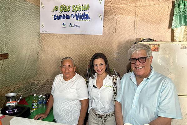 Luz Stella Murgas, presidente de Naturgas, Ramón Dávila Martínez, Gerente de Gases del Caribe; Francisca Niebles Usuaria de gas natural en Ciénaga. Foto Naturgas/Gases del Caribe