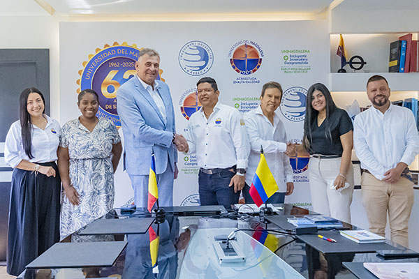 Pablo Vera, Rector de Unimagdalena en compañía de funcionarios de la institución en el recibimiento oficial a Manuel Plesa, Embajador de Rumania. Foto Unimagdalena