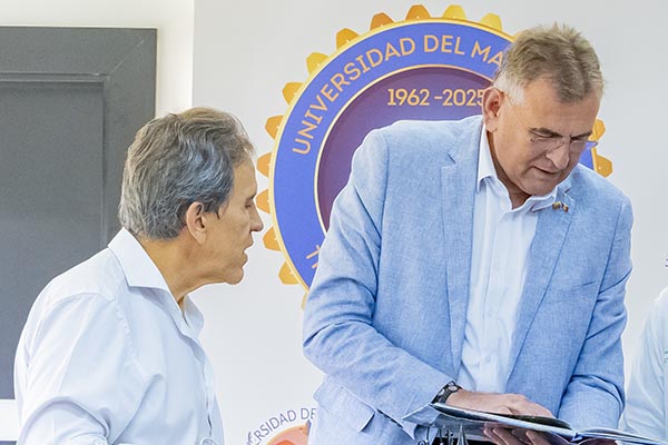 Manuel Plesa, Embajador de Rumania en Colombia revisando los lineamientos del acuerdo de cooperación con Unimagdalena. Foto Unimagdalena Manuel Plesa, Embajador de Rumania en Colombia revisando los lineamientos del acuerdo de cooperación con Unimagdalena. Foto Unimagdalena