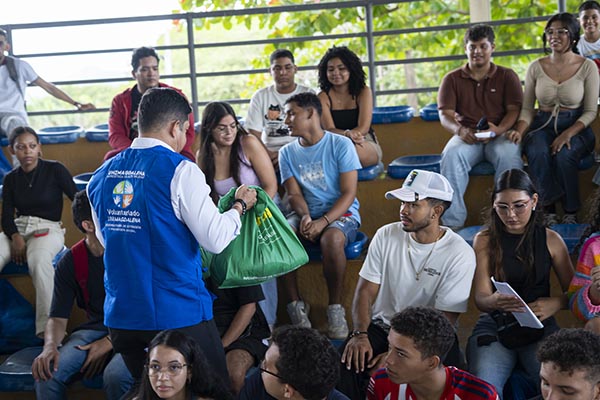 Pablo Vera Salazar, rector de la Universidad del Magdalena, coordinó la jornada de solidaridad con los afectados. / Foto Unimagdalena