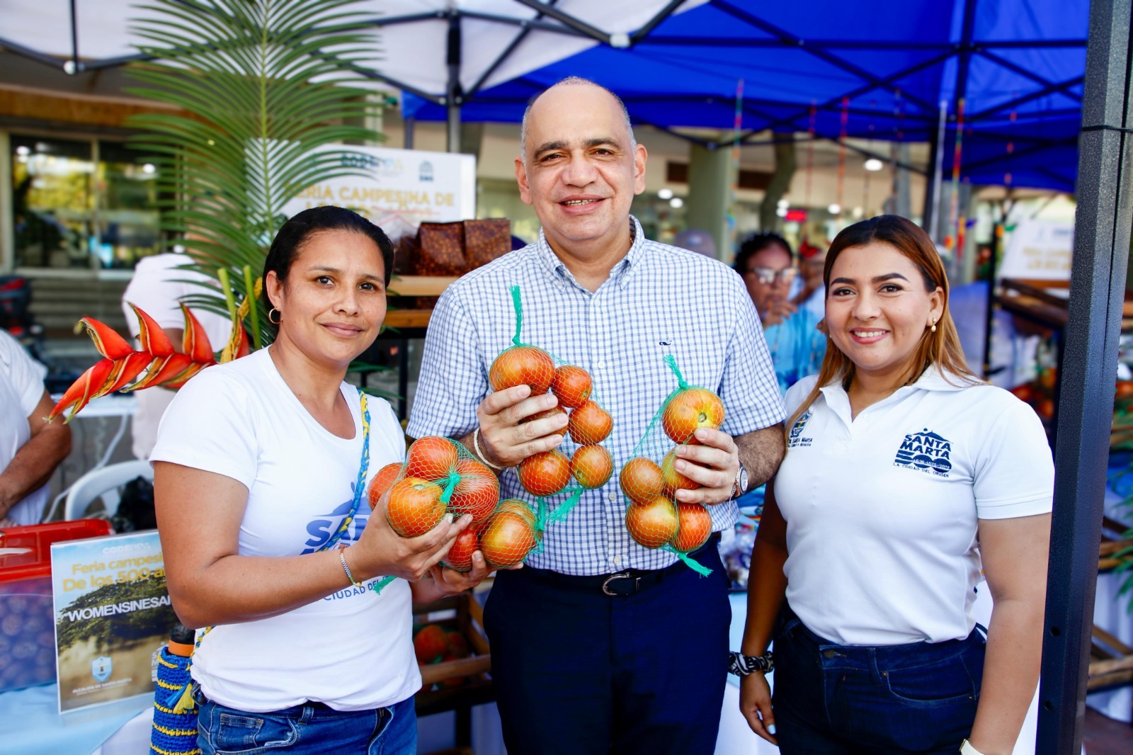 Carlos Pinedo Cuello, alcalde de Santa Marta junto a Yorlenys Suarez, subsecretaria de Desarrollo Rural de la ciudad y una beneficiada del programa. 