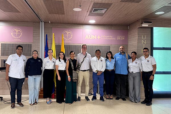 Directivos de Aceeu, en compañía del rector Pablo Vera Salazar y líderes de procesos de la Alma Mater. Foto Unimagdalena