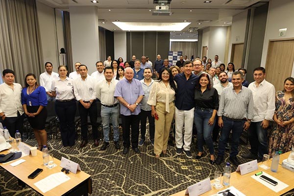 Angela Cedeño Ruíz, diputada de la Asamblea departamental y Presidenta de la mesa directiva provisional de la misma en compañía de Marta García, diputada y primera Vicepresidenta de la Duma; Funcionarios del Consejo Nacional Electoral y asistentes al evento ‘Diálogos por la Democracia’. Foto @Angelacedeno30 en X