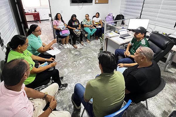Funcionarios de Corpamag en la reunión realizada en la IED Elvia Vizcaíno de Todaro, en el municipio de Aracataca, Magdalena.