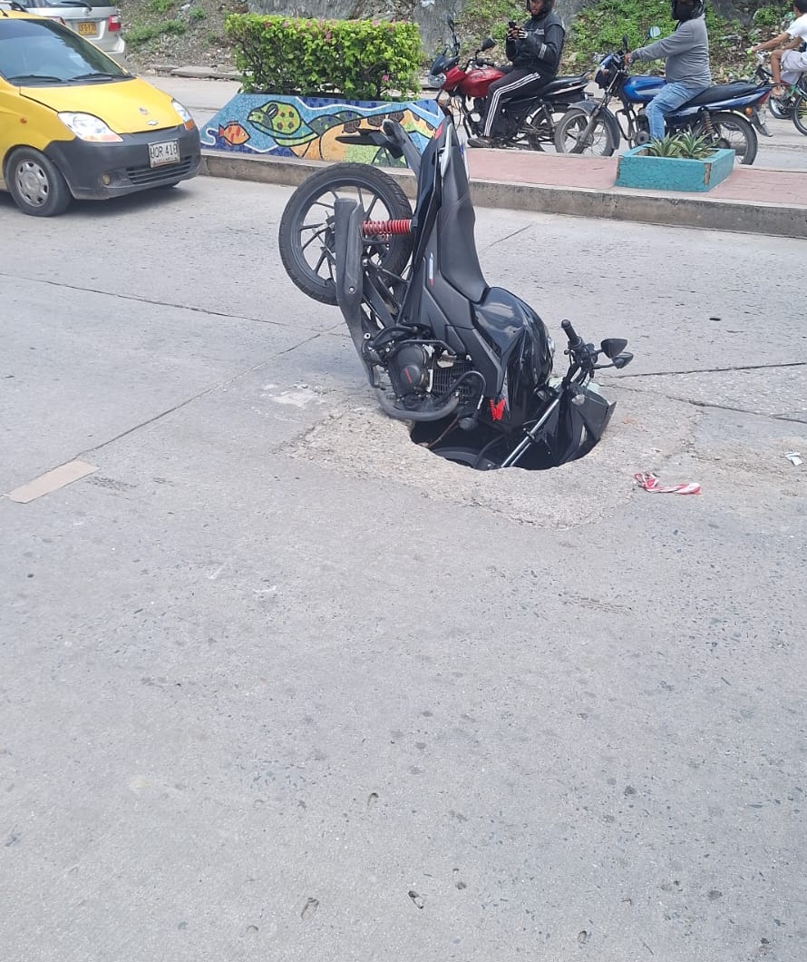 El conductor de la moto habría sufrido heridas leves.